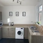 Wilton - Perfect Home For Contractors Private Large Drive