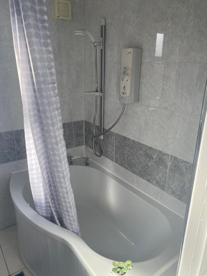 Wilton - Perfect For Contractors Private Large Drive
